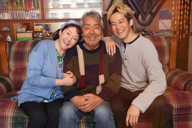 映画『父と僕の終わらない歌』寺尾聰×松坂桃李×松坂慶子をとらえた“家族写真”公開